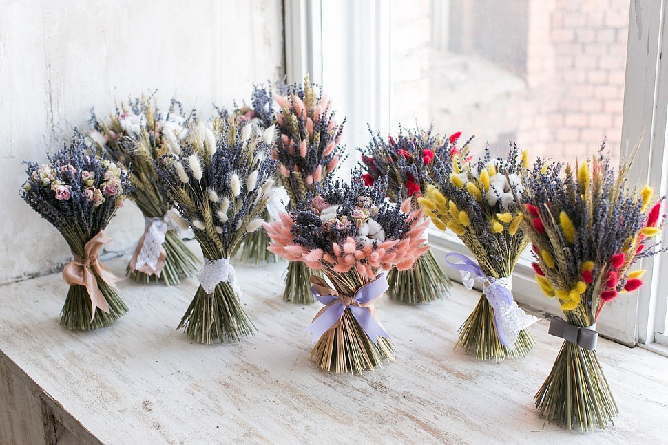 букет на подоконнике