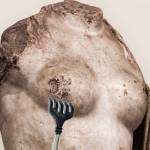 чешется античная грудь