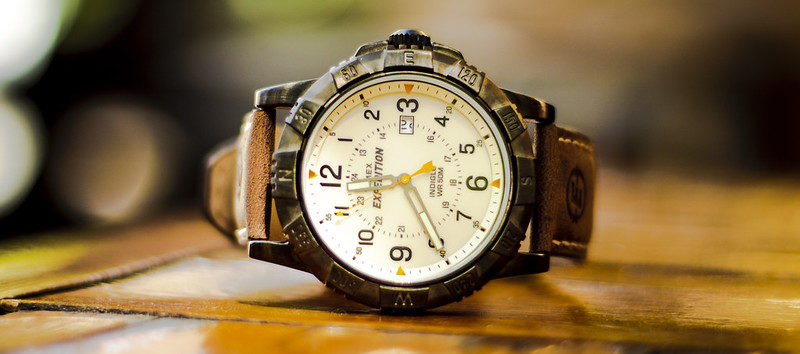 часы лежат параллельно