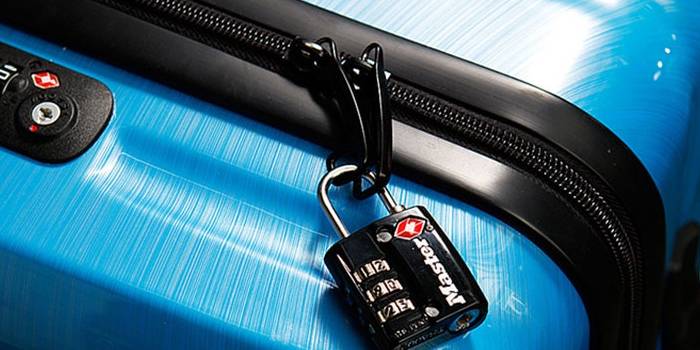 Чемодан с навесным замком