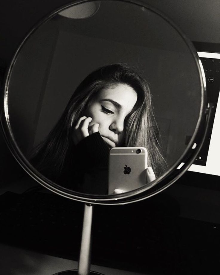 черно белая фотография с девушкой в зеркале