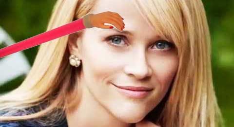 чешется бровь