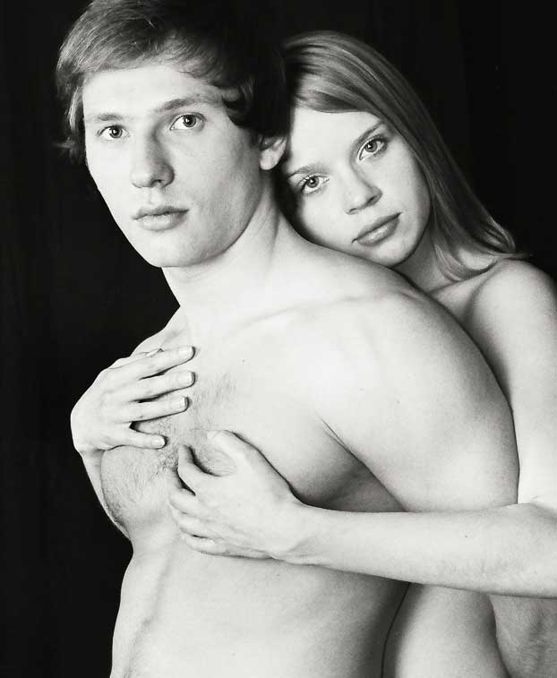 чешут грудь1