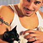 чешут грудь3