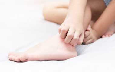 чешут ногу11