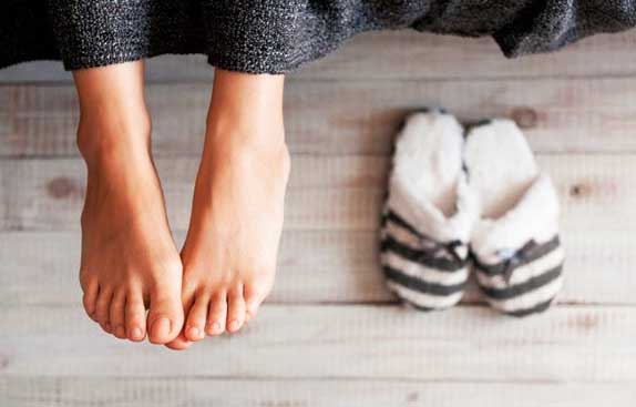 чешут ногу4