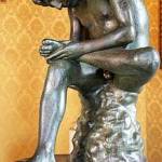 чешут ногу 9