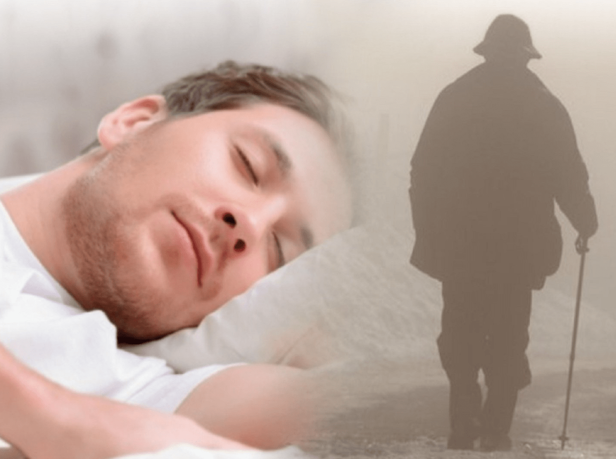 Мужчина видит сон