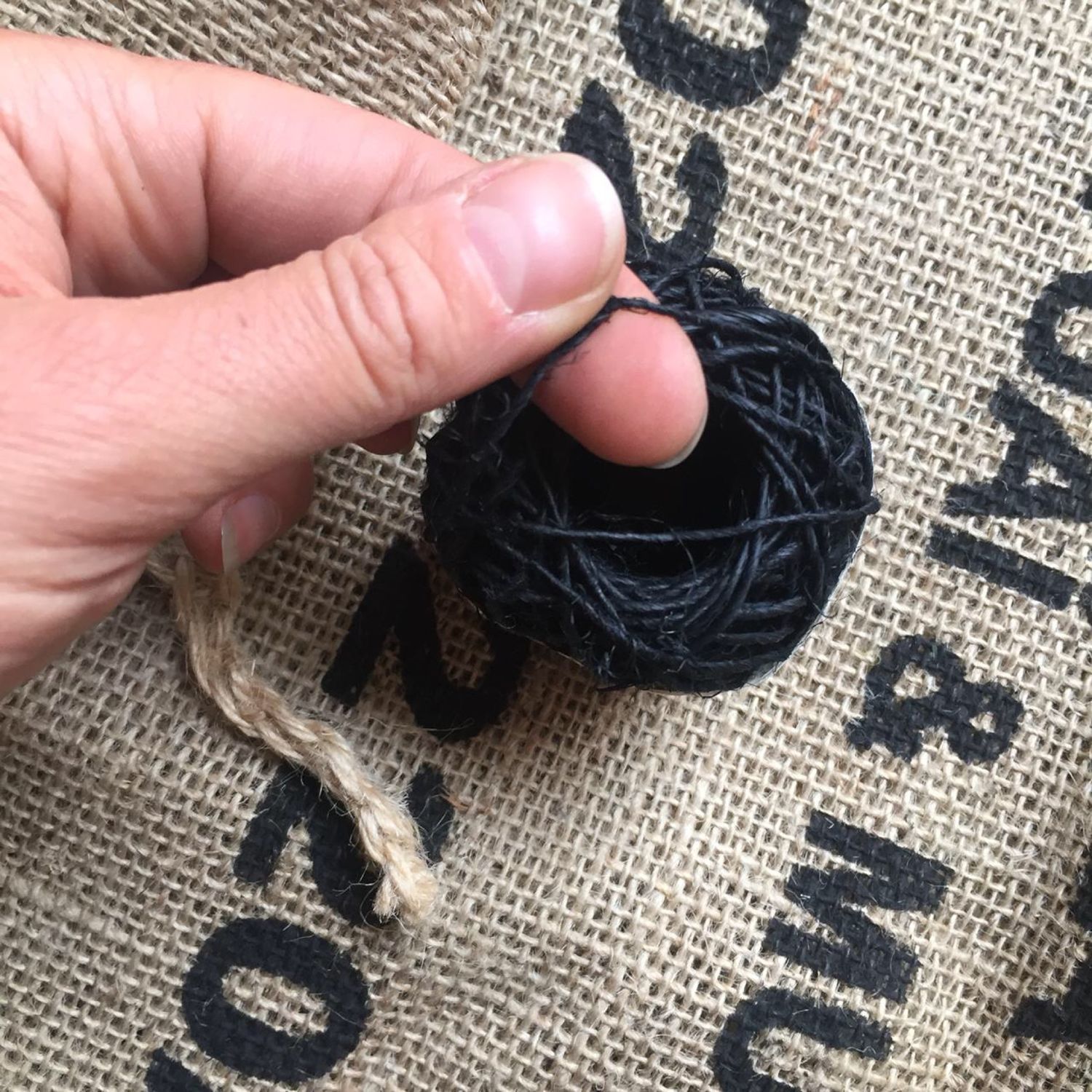 Нить черного цвета