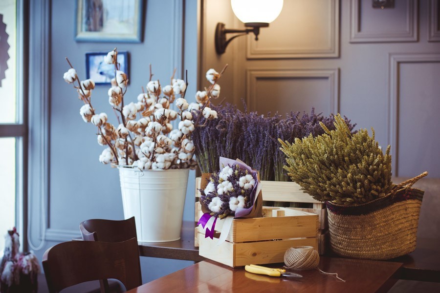 декор рабочего стола цветами