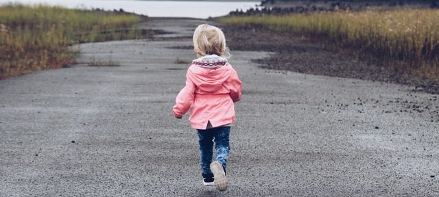 девочка бежит