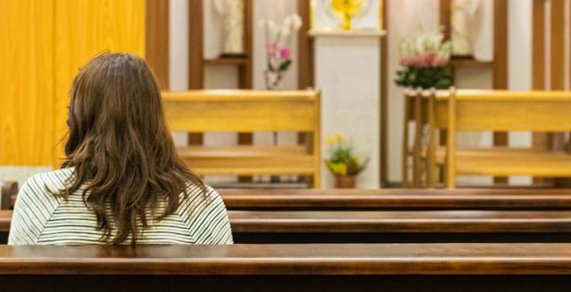 девушка думает о боге