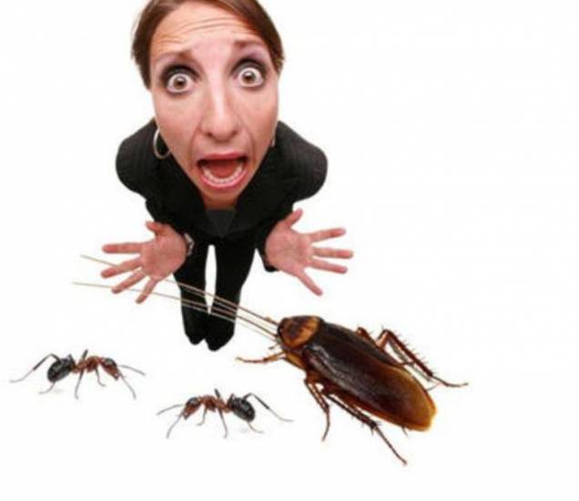 девушка испугана