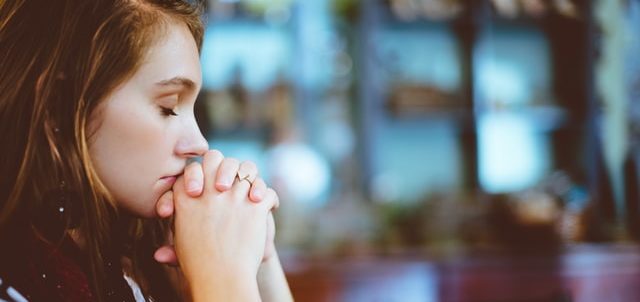 девушка молится