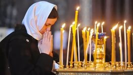 девушка молится