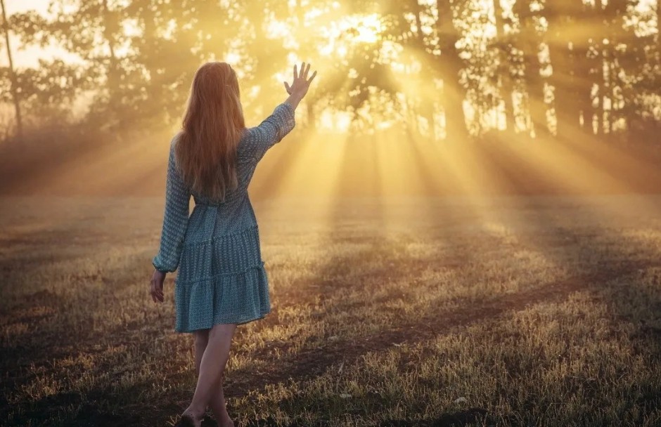 девушка на фоне заката