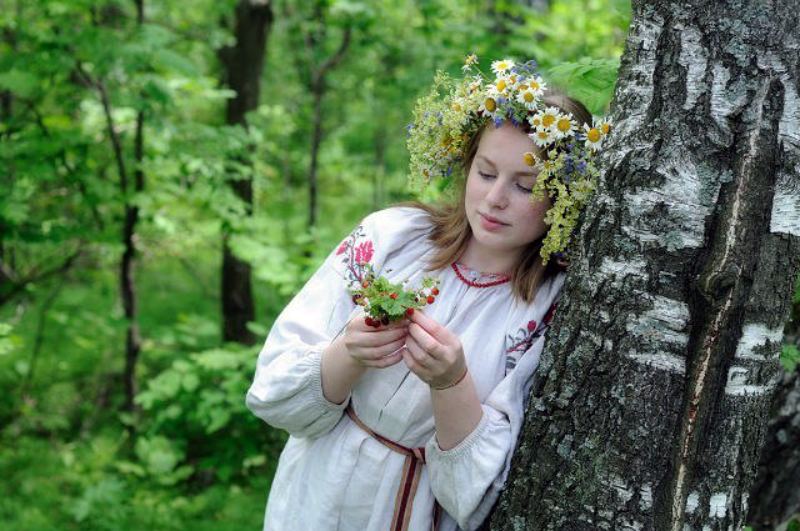 девушка около березы