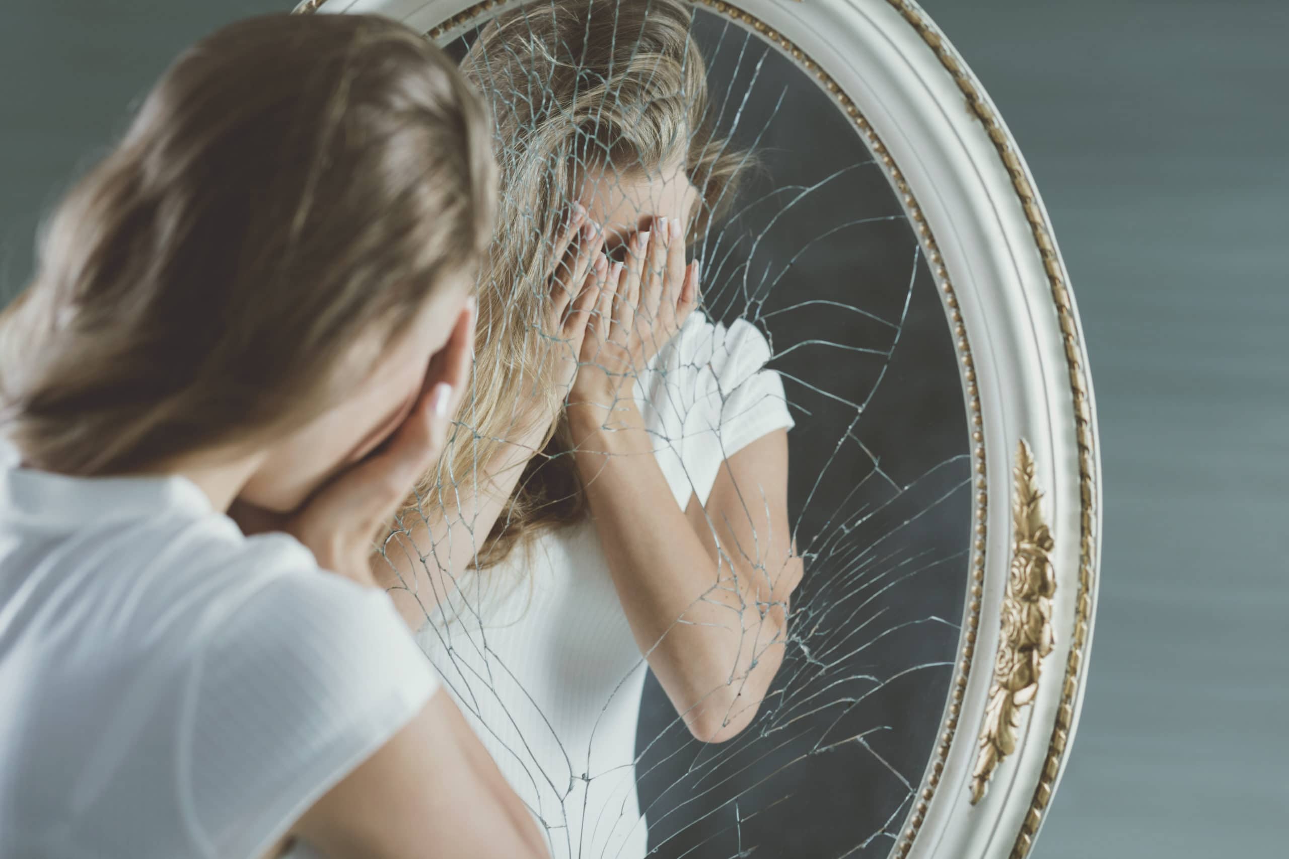 девушка около разбитого зеркала