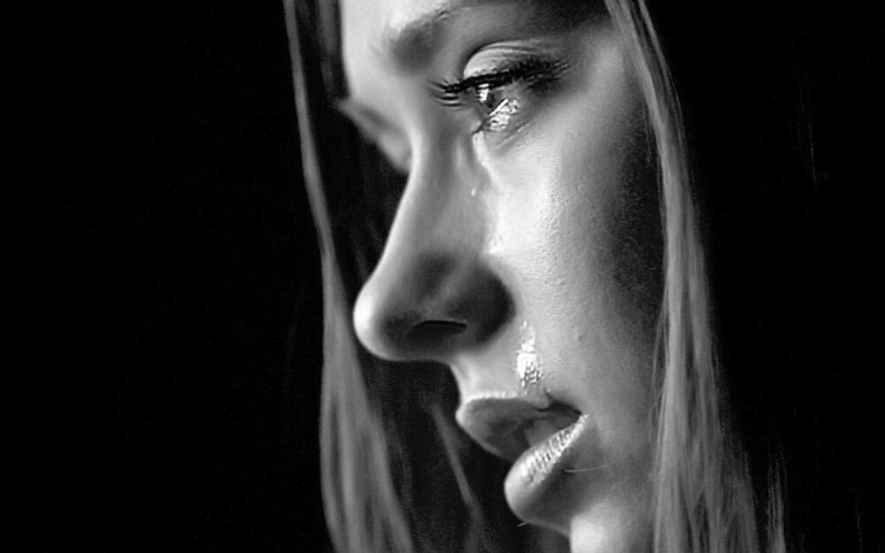 девушка плачет