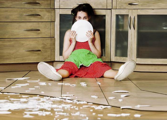 девушка сидит на полу и держит тарелку