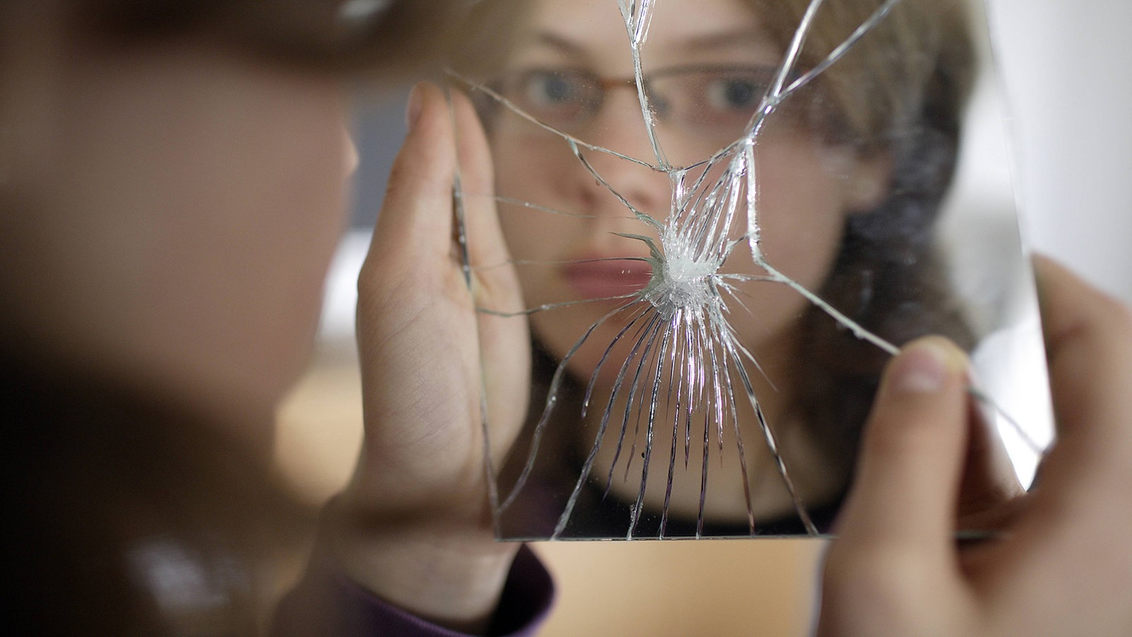 девушка смотрит в зеркало