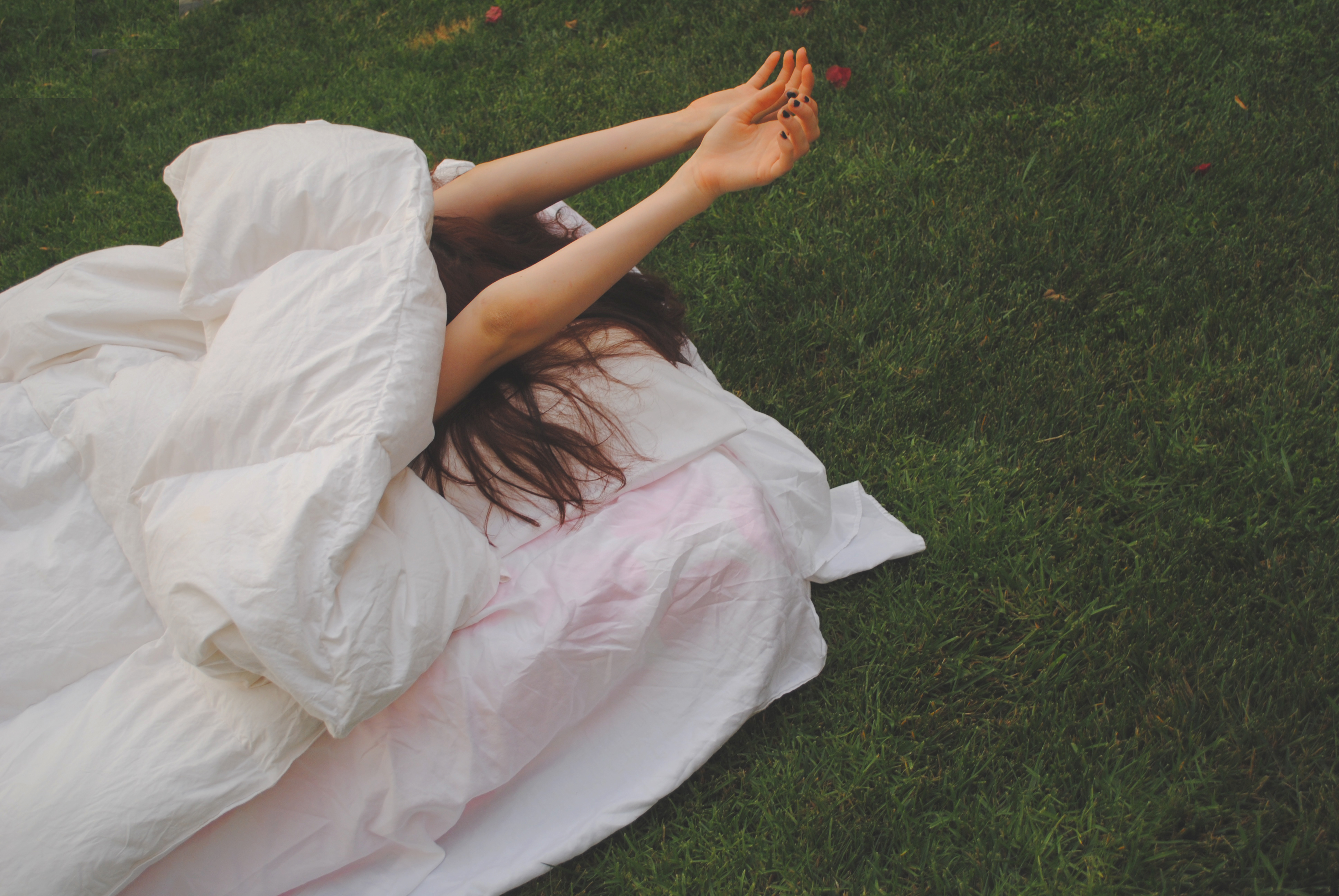 девушка спит на поле