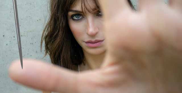 девушка уколола большой палец