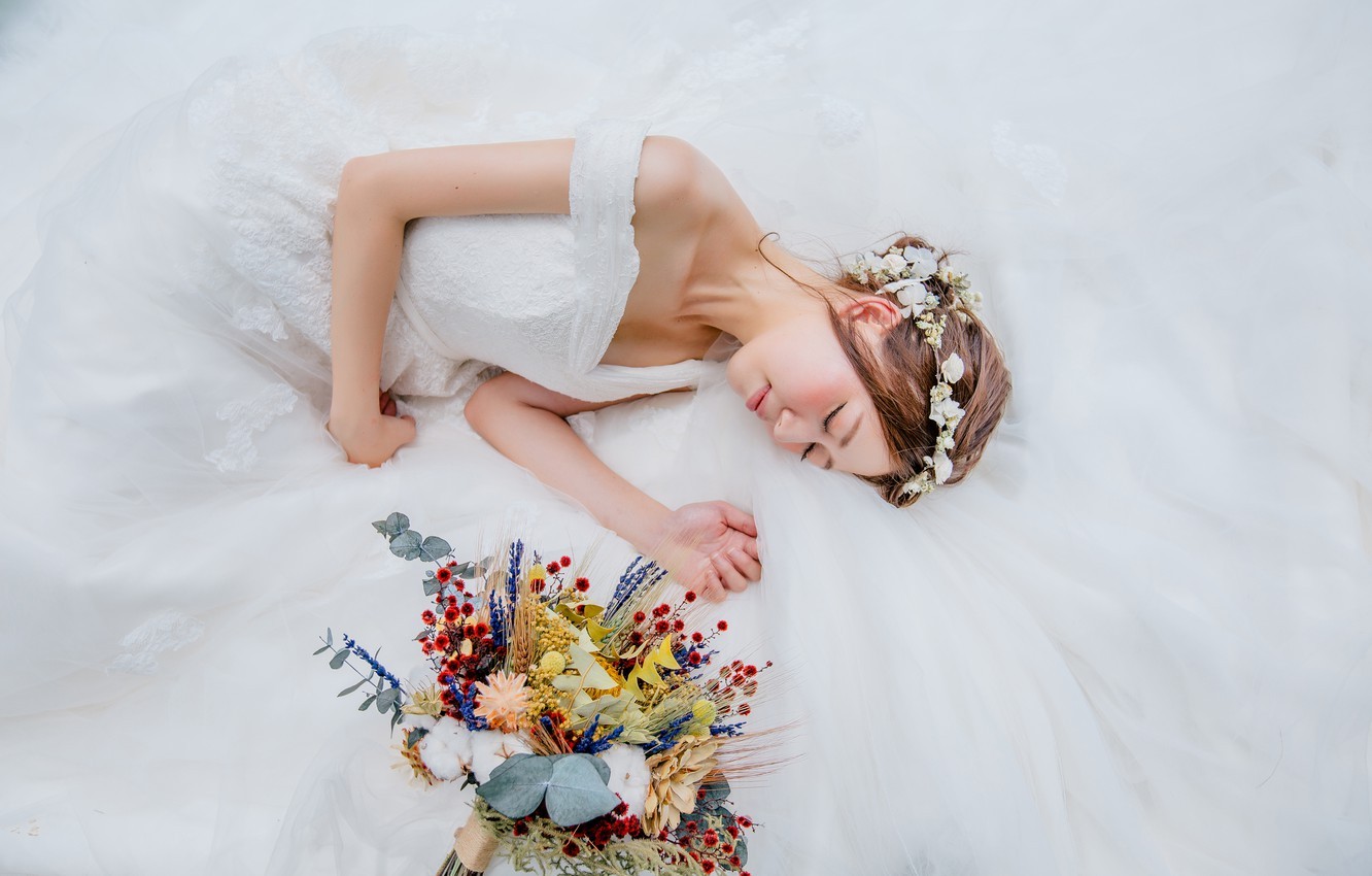 девушка в белом платье спит