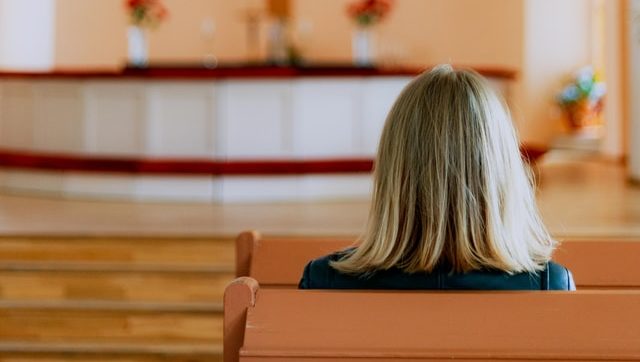 девушка в храме