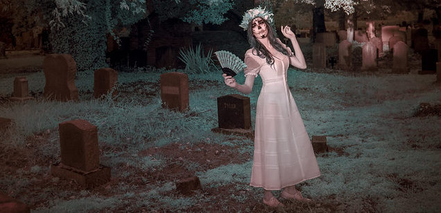 девушка в платье на кладбище