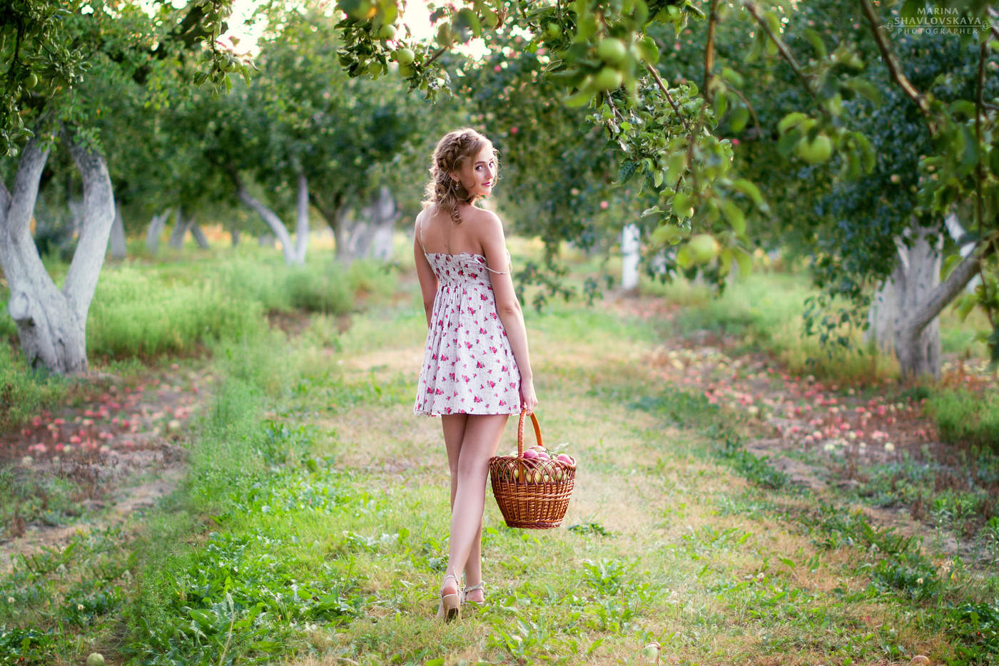 девушка в саду