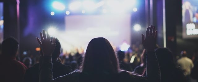 девушка в свете святых огней