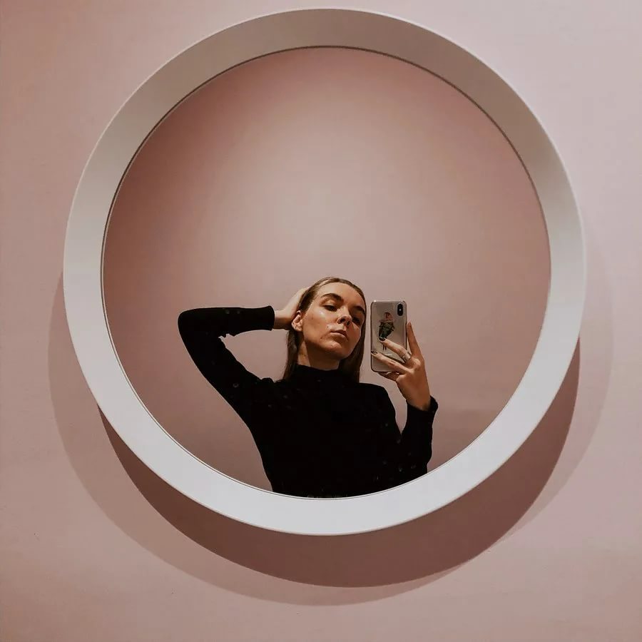 девушка в зеркале