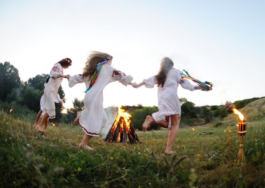 девушки в белых рубахах