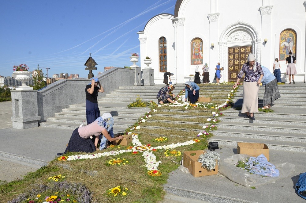 дорожка из цветов перед храмом