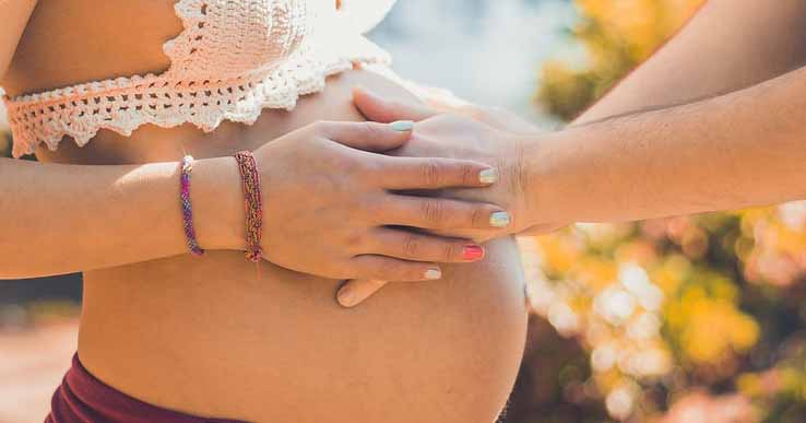 гладит беременную