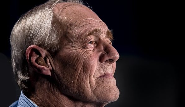 гордый пожилой отец