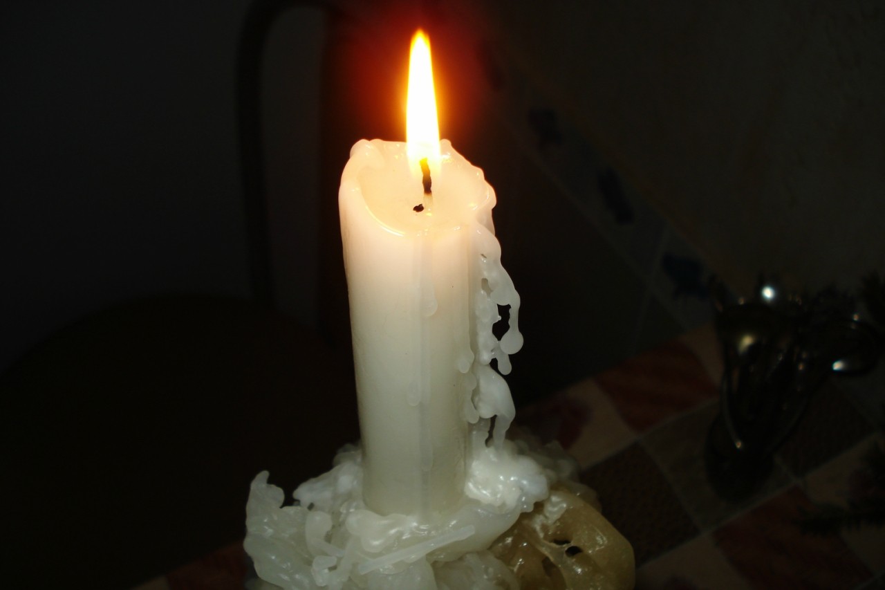 горит свеча