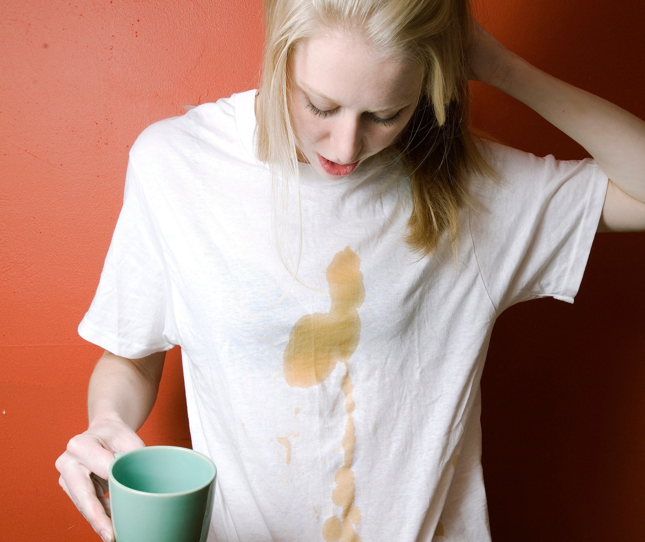 грязная от кофе футболка