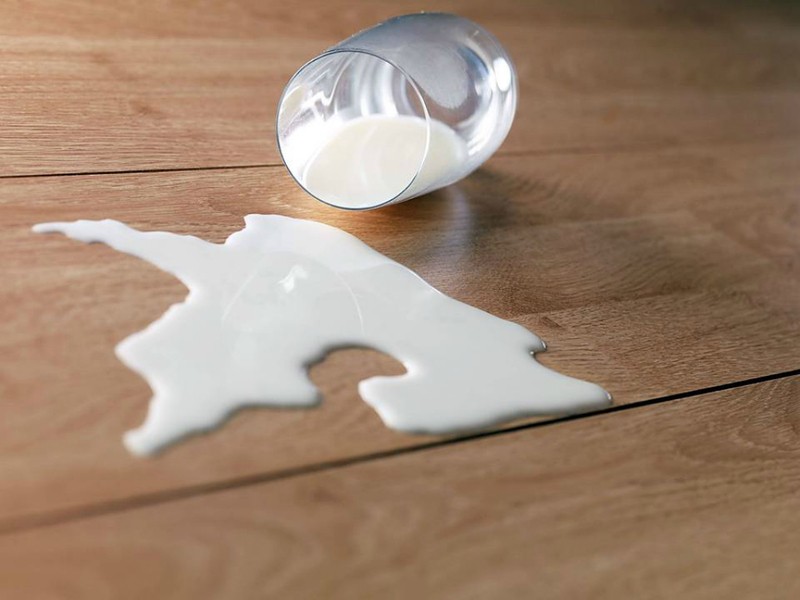 грязный пол от молока