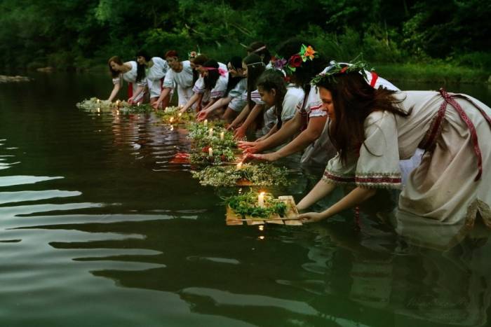 Девушки пускают венки по воде