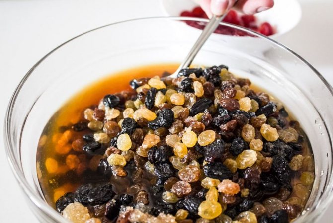 Изюм с другими сухофруктами замачиваются в коньяке перед выпечкой