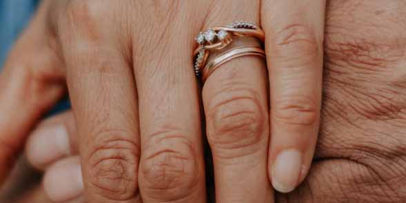 кольцо на безымянном левой руки