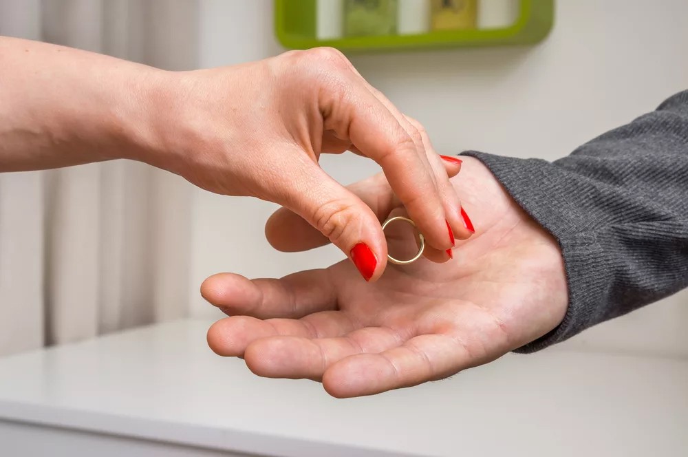 кладу кольцо на ладонь