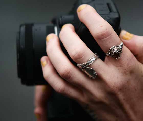 кольца на среднем и указательном пальце и камера