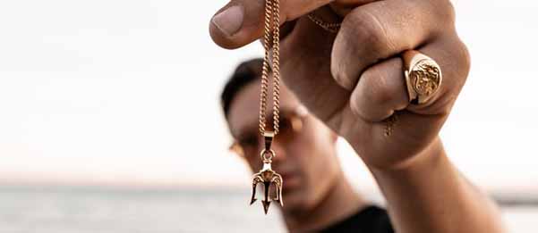 кольцо на мизинце