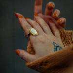 кольцо на указательном пальце