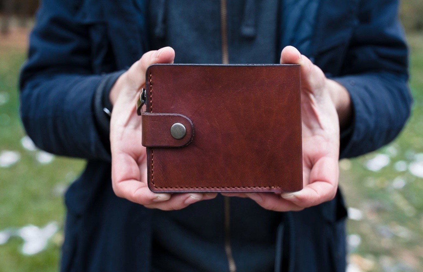 коричневый кошелек в руках