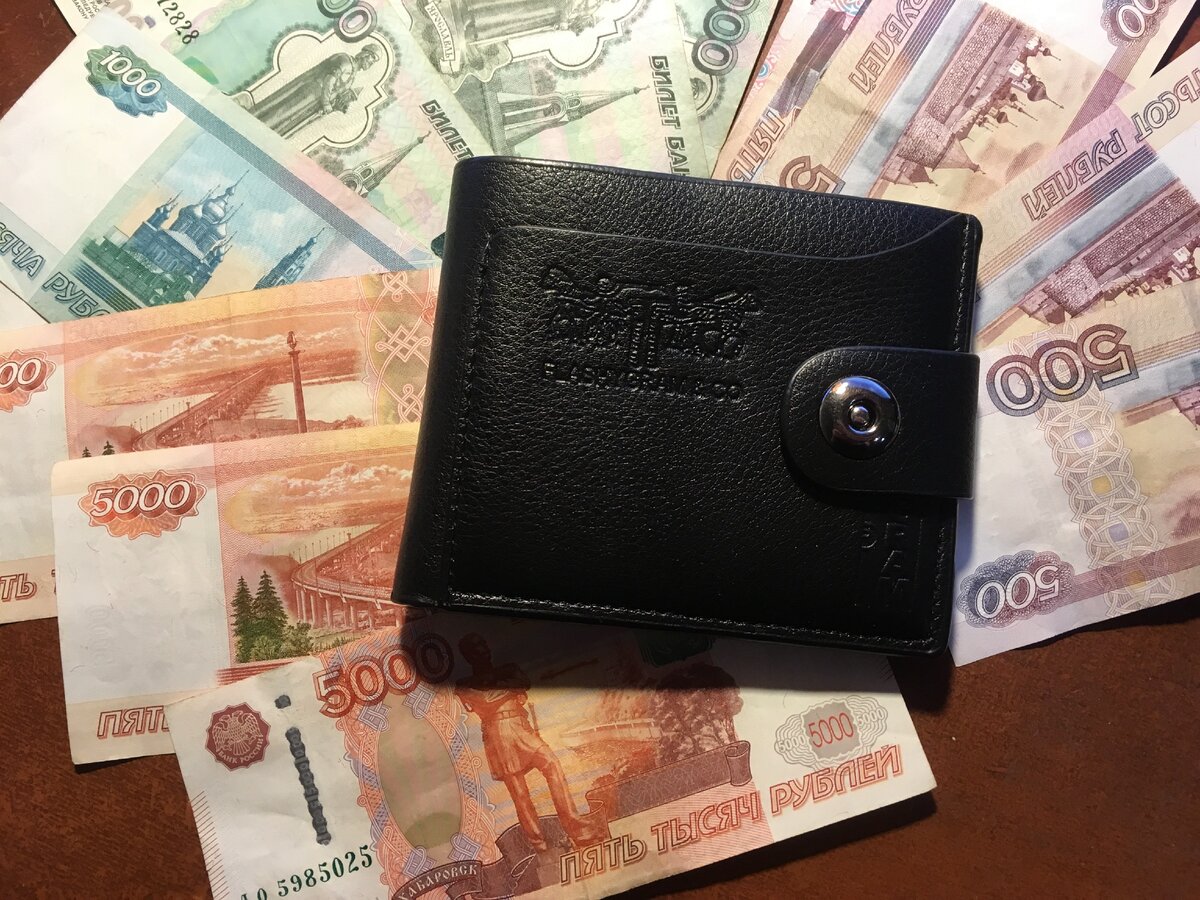 кошелек на фоне денег