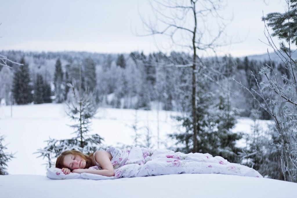 красивое фото спящей девушки зимой